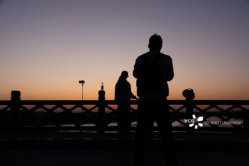 日落时行人的剪影图片素材