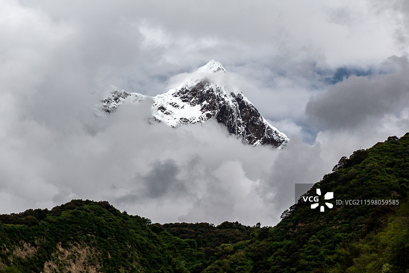 云中南迦巴瓦峰主峰图片素材