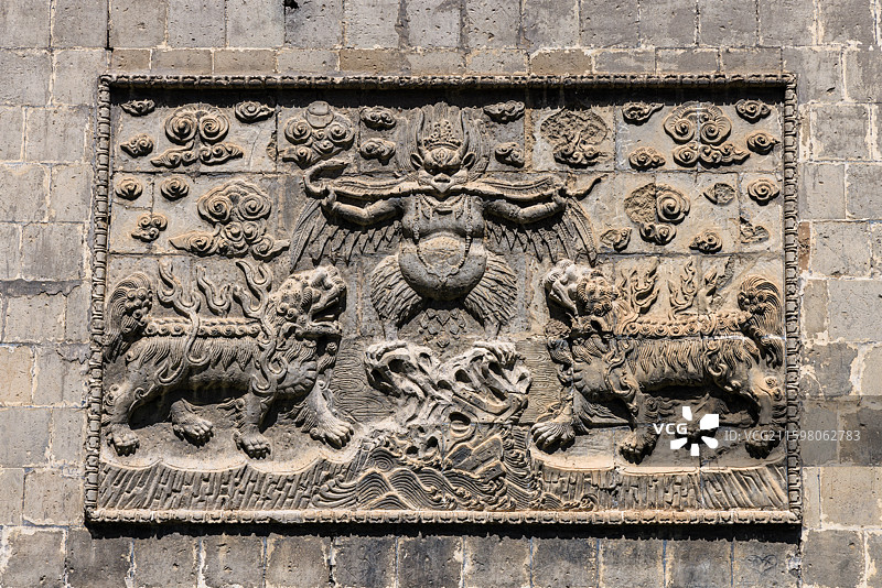 蒙古国乌兰巴托市兴仁寺砖雕影壁大鹏金翅鸟图片素材