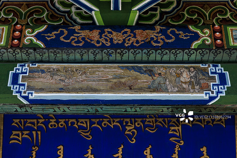 蒙古国乌兰巴托市兴仁寺檐下彩绘图片素材