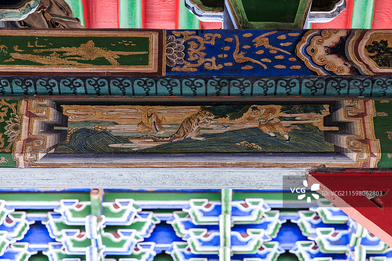 蒙古国乌兰巴托市兴仁寺檐下彩绘图片素材