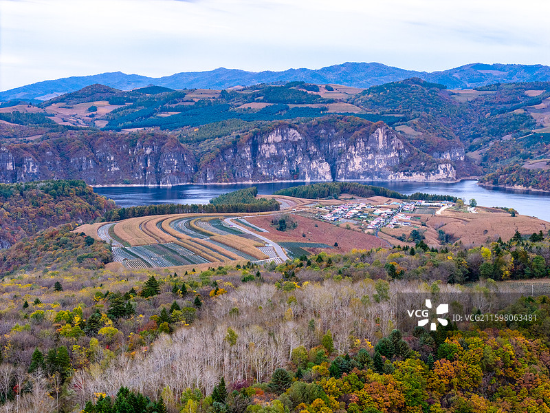 秋天航拍傍晚吉林抚松县森林和村庄农田田地图片素材