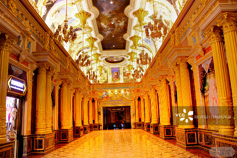 满洲里套娃景区的套娃主题酒店内部融合了多种经典建筑元素，采用欧式宫廷奢华装修风格。图片素材