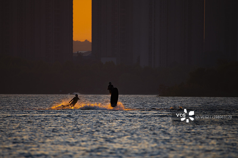 夕阳下的水上运动瞬间图片素材