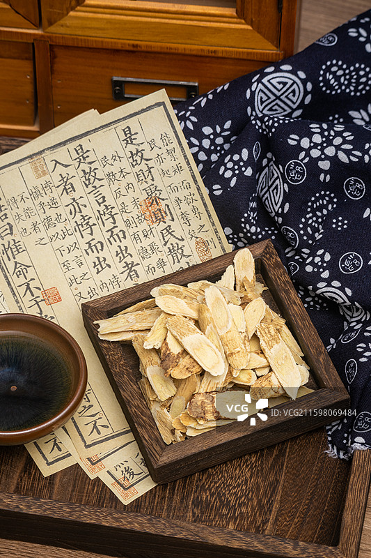 东方中式传统养生医疗中医药材黄芪切片图片素材