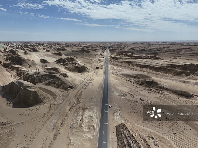 穿越戈壁图片素材