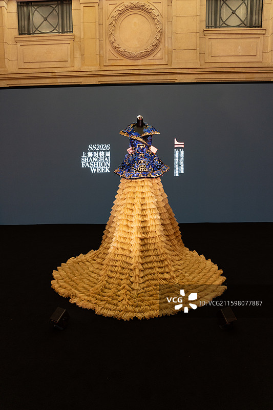 上海时装周新中式时装秀图片素材