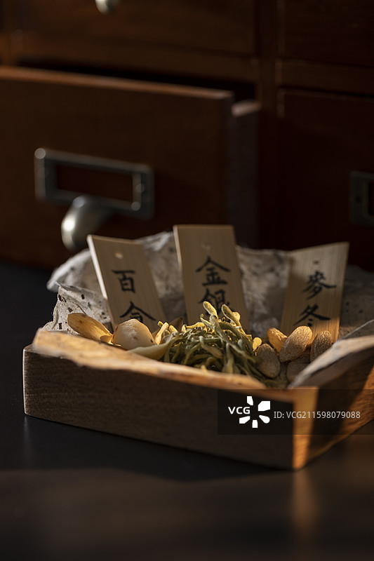 清热润燥中药配方：百合、金银花和麦冬图片素材