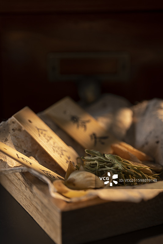 清热润燥中药配方：百合、金银花和麦冬图片素材