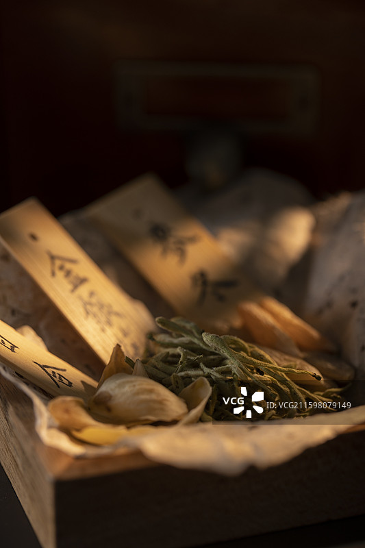 清热润燥中药配方：百合、金银花和麦冬图片素材