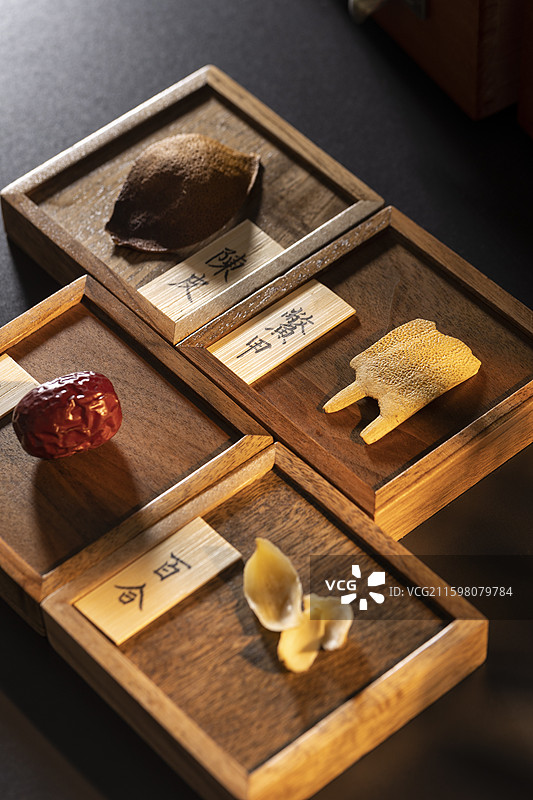 多种中药材：鳖甲、大枣、陈皮和百合干图片素材