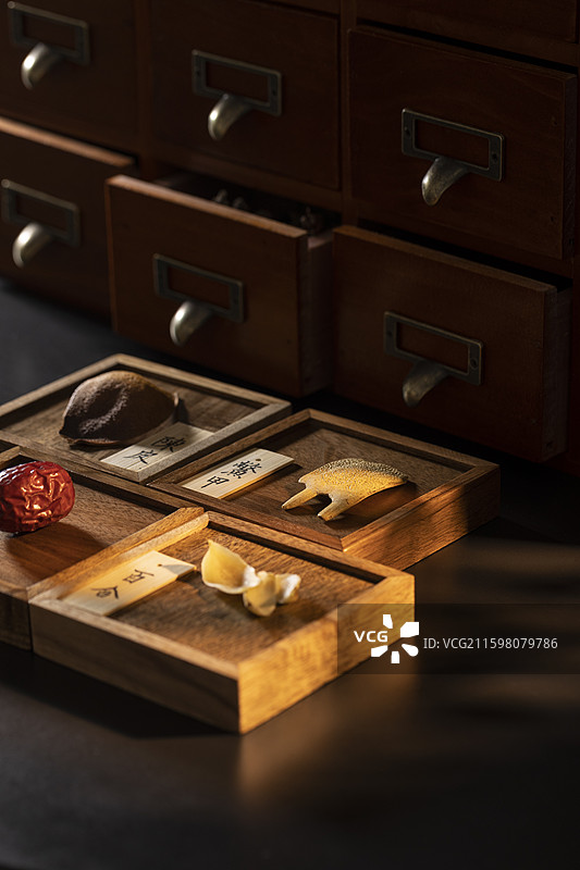 多种中药材：鳖甲、大枣、陈皮和百合干图片素材