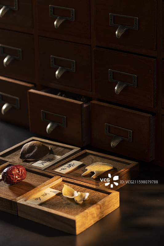 多种中药材：鳖甲、陈皮、百合干和红枣图片素材