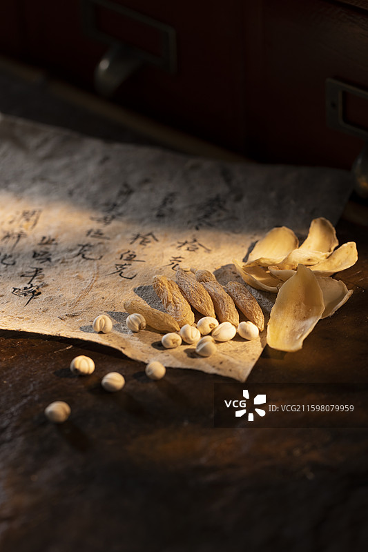 润肺止咳中药配方：百合干、麦冬和川贝母图片素材