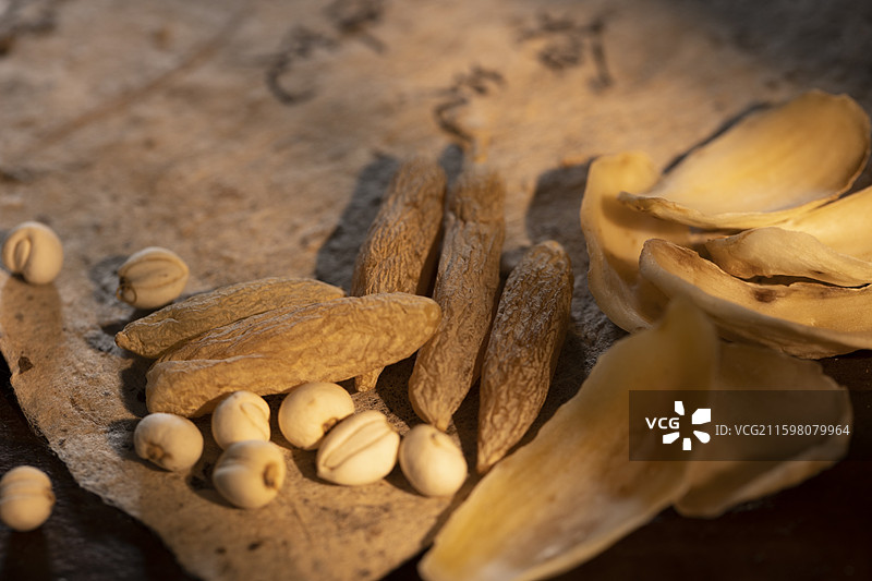 润肺止咳中药配方：百合干、麦冬和川贝母图片素材