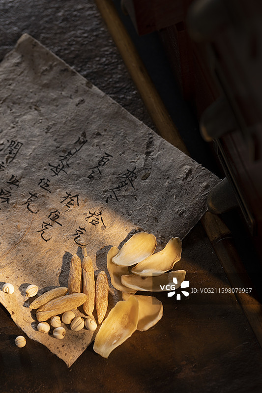 润肺止咳中药配方：百合干、麦冬和川贝母图片素材