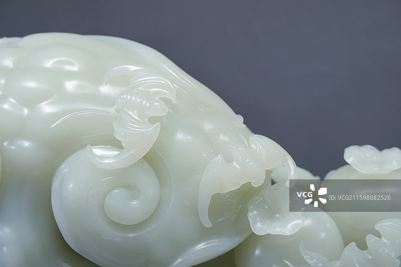 北京国际展览中心（朝阳馆）2025中国国际珠宝展的山料新疆和田玉白玉雕蝙蝠寿桃吉祥纹饰图片素材
