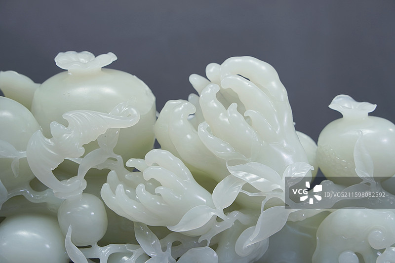 北京国际展览中心（朝阳馆）2025中国国际珠宝展的山料新疆和田玉白玉雕佛手瓜蝙蝠寿桃图片素材