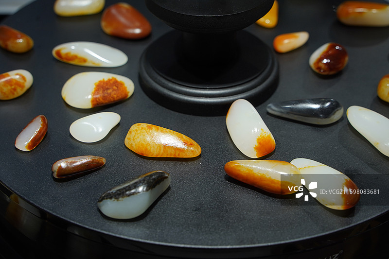 北京国际展览中心（朝阳馆）2025中国国际珠宝展的新疆和田玉籽料原石枣红皮聚黑皮洒金皮羊脂玉图片素材