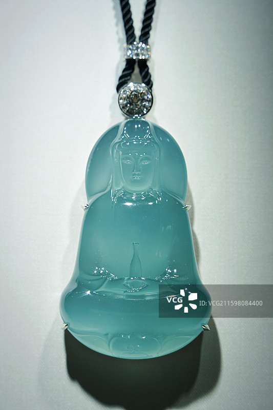 北京国际展览中心（朝阳馆）2025中国国际珠宝展的A货翡翠揭阳工玉雕观音天青冻图片素材