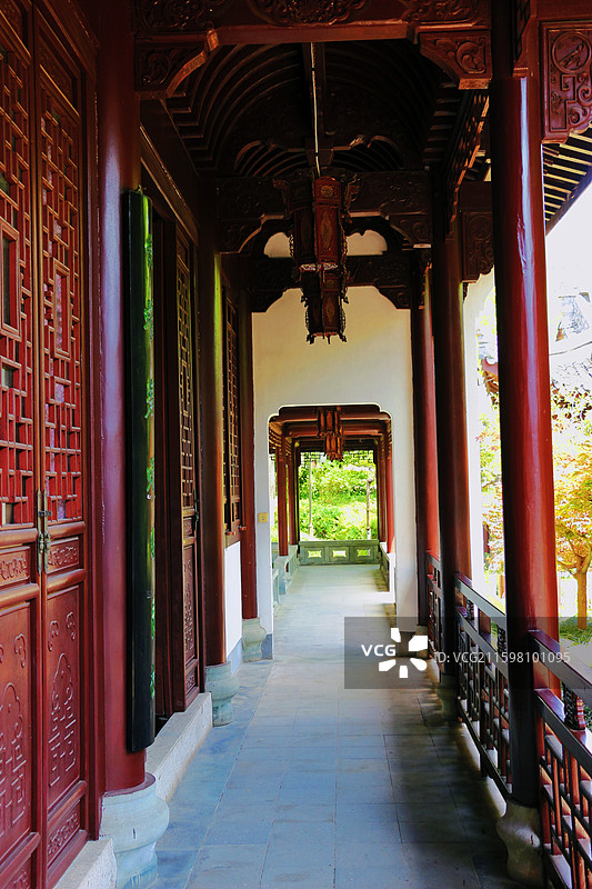 上虞祝家庄的走廊，巧妙地将建筑与动人的梁祝传说融为一体，漫步其中，仿佛能穿越时空，感受到那段凄美爱情图片素材