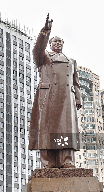 辽宁丹东火车站广场毛泽东塑像图片素材