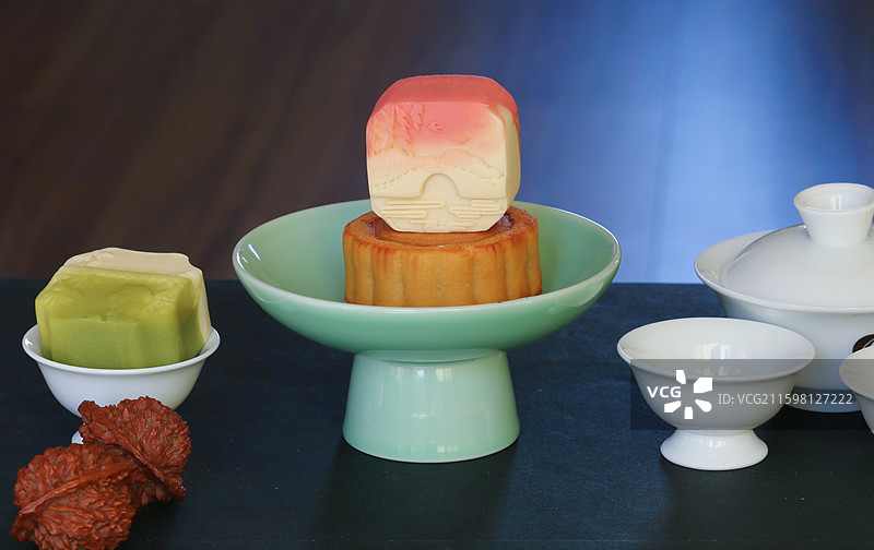 摆放在桌上高脚盘中的月饼图片素材