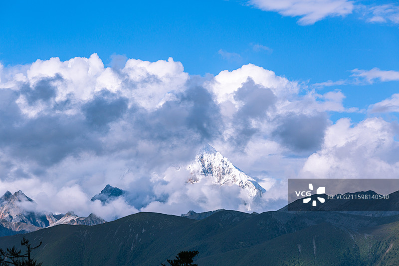 森林云朵蓝天中南迦巴瓦雪山图片素材