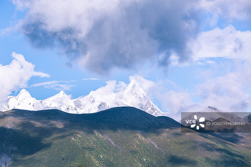 森林云朵蓝天中南迦巴瓦雪山图片素材