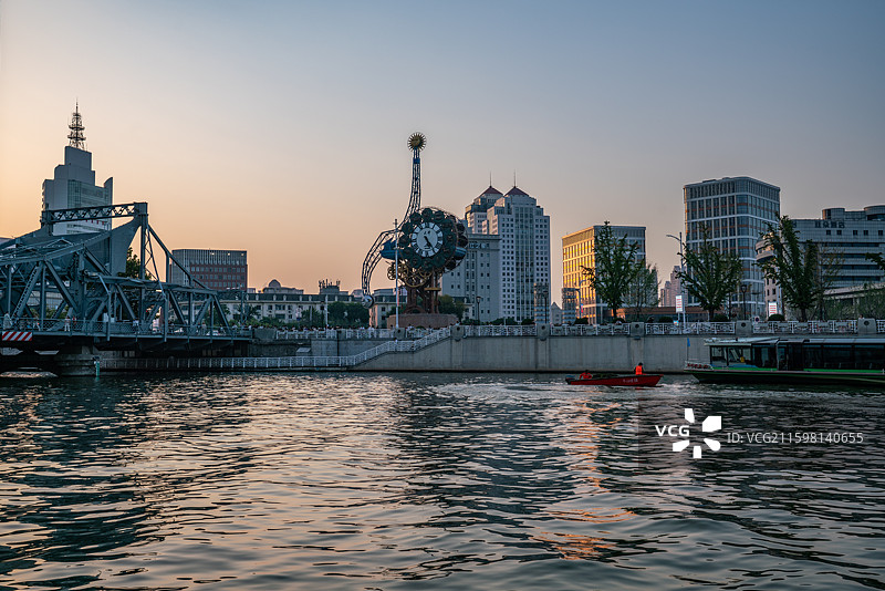 天津海河沿岸城市风光，世纪钟，天津站，解放桥图片素材