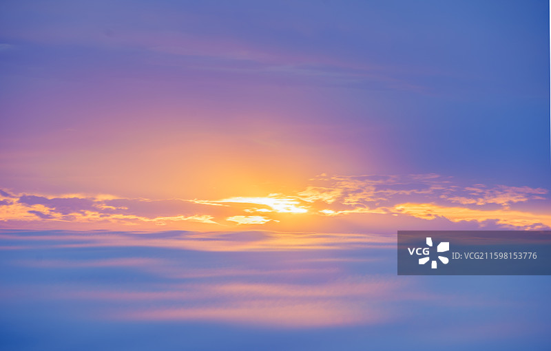 飞机视角大美云海地日落时刻图片素材