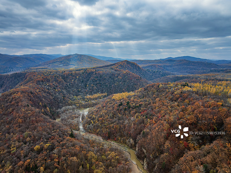 耶稣光下的东北吉林金黄色峡谷与森林图片素材