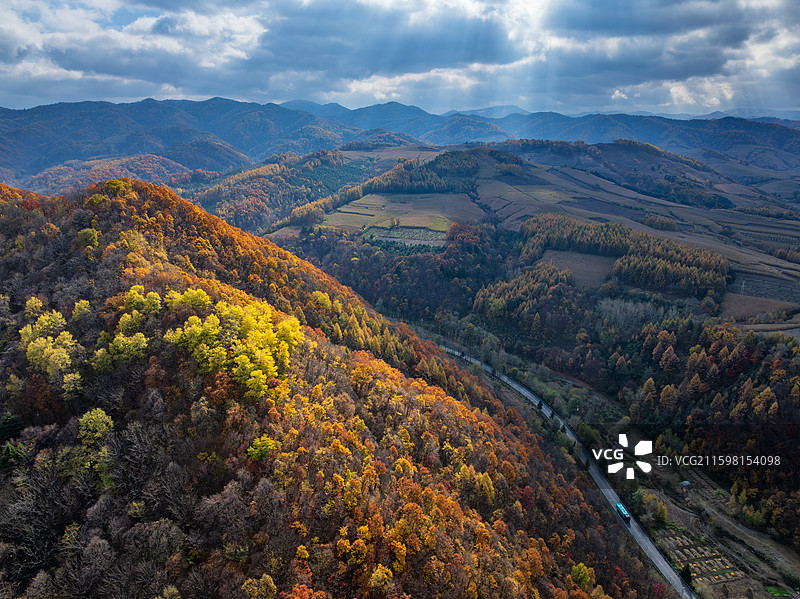 耶稣光下的东北吉林金黄色峡谷与森林图片素材