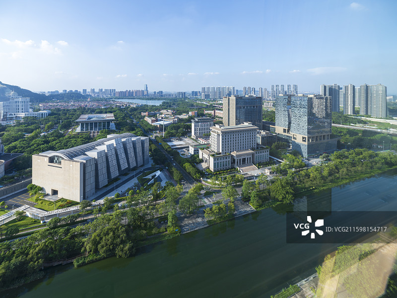 广东省佛山市顺德高新区城区图，展现了水畔、高楼、绿树与远山相映的城市风光，尽显活力与生态之美。图片素材