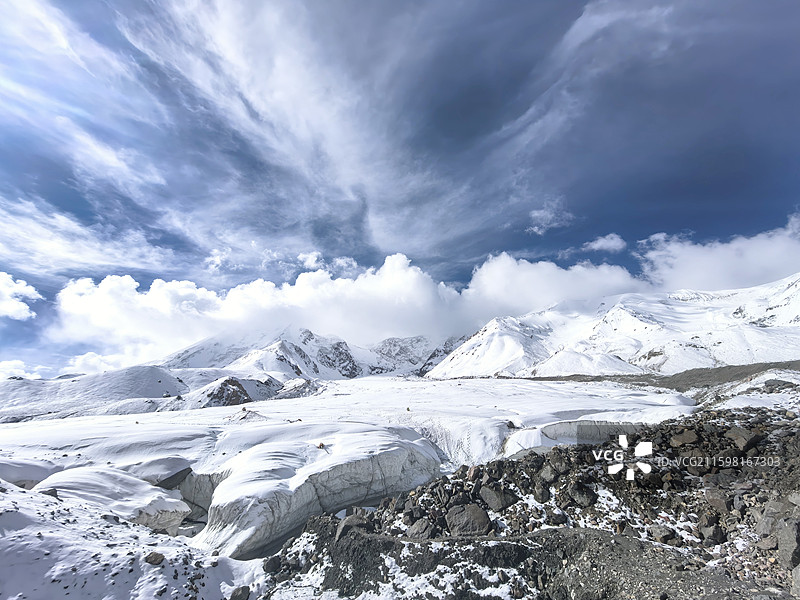 青海省果洛州的阿玛尼卿雪山和维格勒当雄冰川图片素材