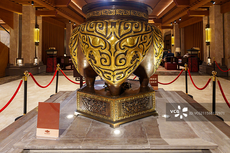陕西省汉中市兴汉胜境景区的汉文化博物馆中摆设的鎏金四足鼎图片素材