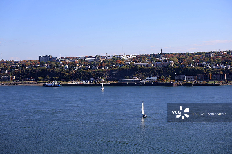 加拿大魁北克，秋天蓝天映衬下的圣劳伦斯河景观图片素材