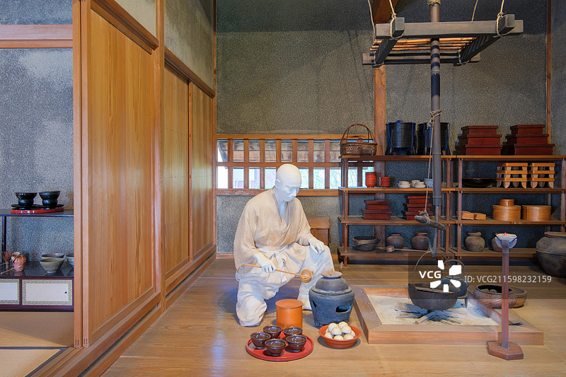 日本爱媛县松山市道后公园武家屋敷（武士住宅），佣人正在准备沏茶的场景还原图片素材