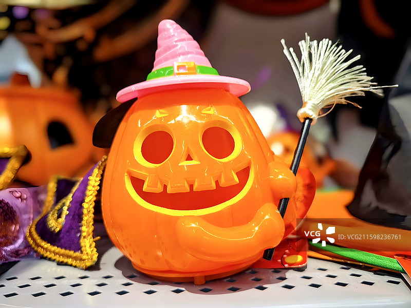 2025年，超市里售卖的万圣节玩具南瓜灯图片素材