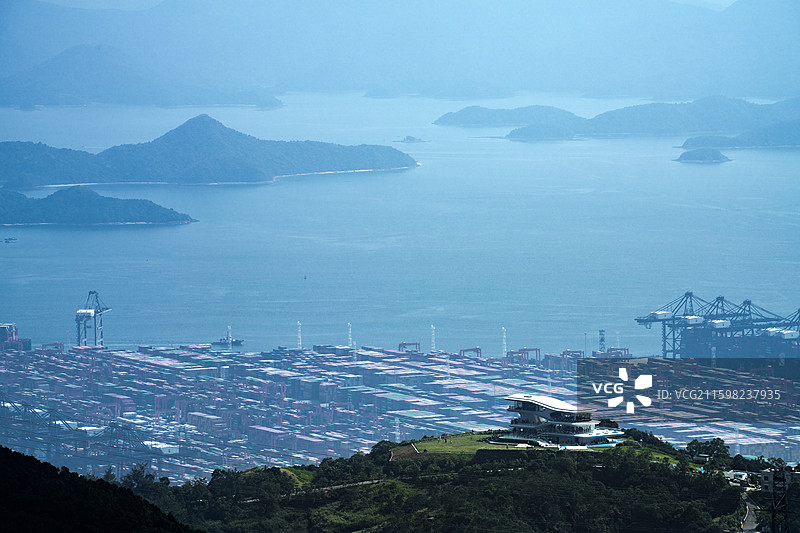 中国广东深圳第三高峰，盐田梅沙尖眺望盐田港码头图片素材