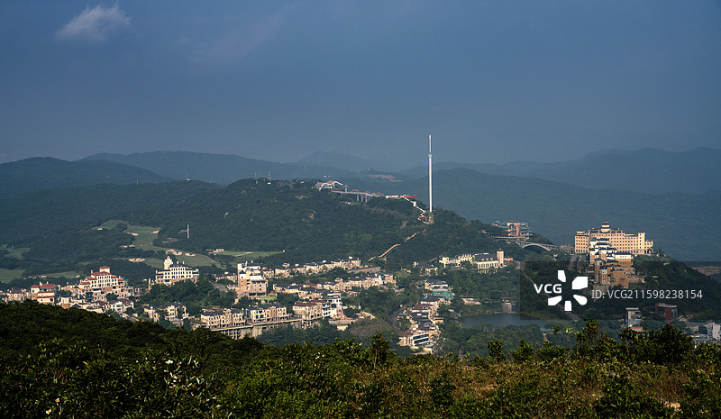 中国广东深圳第三高峰梅沙尖山顶，云端观景台俯瞰深圳风光图片素材