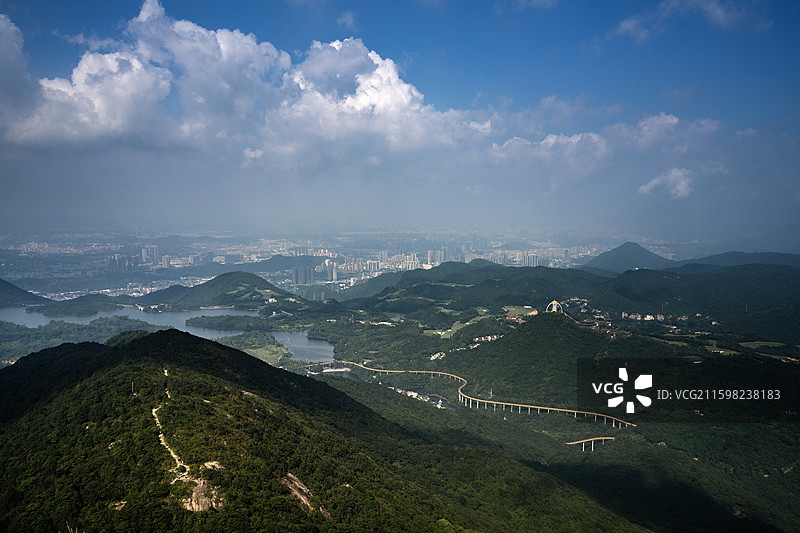 中国广东深圳第三高峰梅沙尖山顶，云端观景台俯瞰深圳风光图片素材