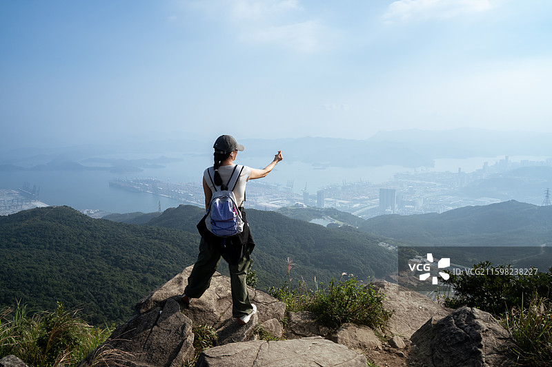 中国广东深圳盐田梅沙尖鲲鹏径十二段，徒步爱好者欣赏山海连城绝美风景图片素材