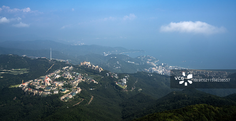 中国广东深圳第三高峰梅沙尖山顶，云端观景台俯瞰深圳风光图片素材