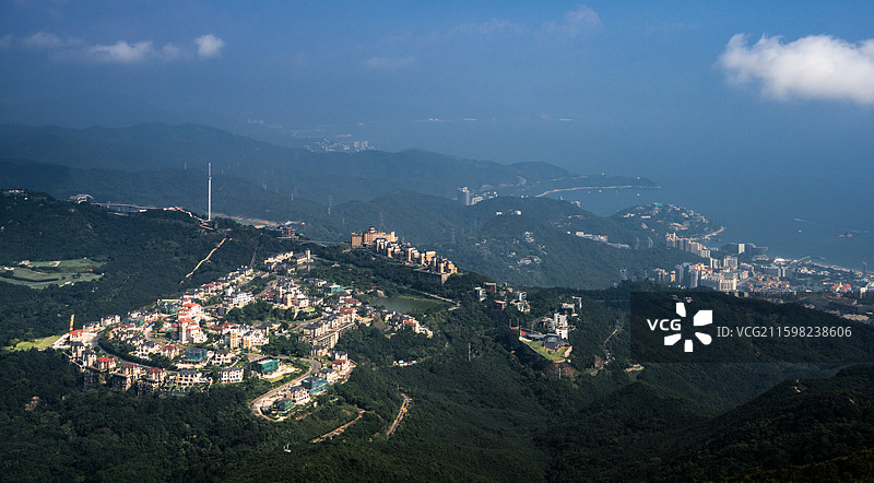 中国广东深圳盐田梅沙尖俯瞰东部华侨城东部旅游风景区，鲲鹏径十二段山海连城图片素材