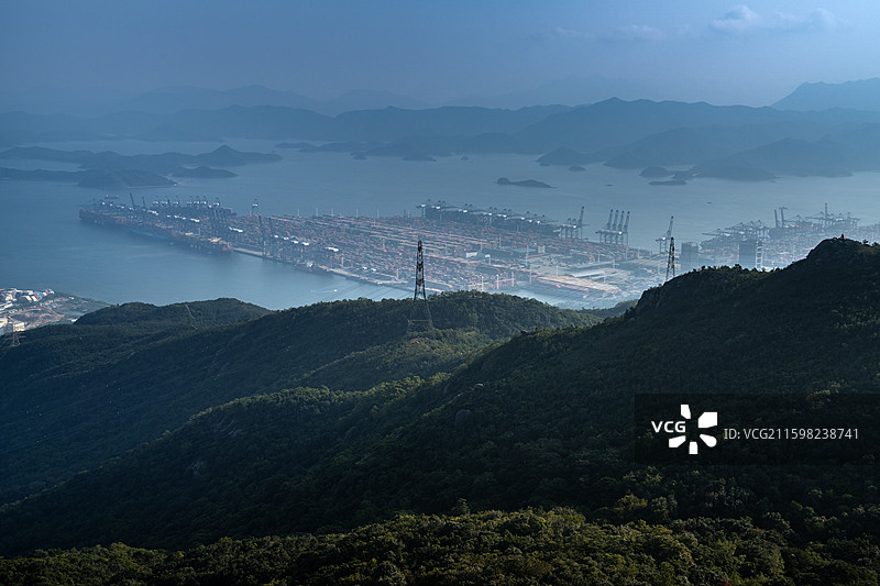 中国广东深圳盐田梅沙尖俯瞰盐田港自然风光，鲲鹏径十二段山海连城图片素材