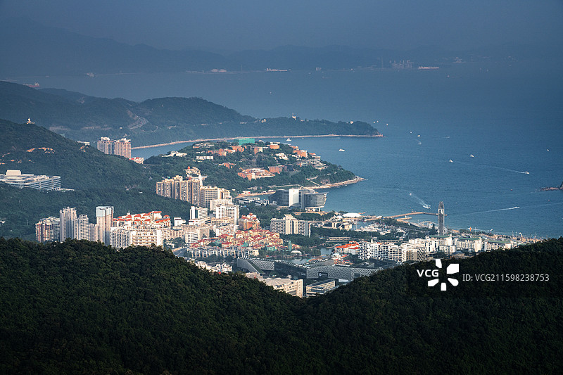 中国广东深圳盐田梅沙尖俯瞰东部海岸风光，鲲鹏径十二段山海连城图片素材