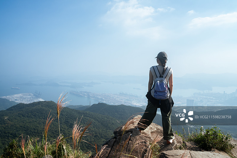 中国广东深圳盐田梅沙尖鲲鹏径十二段，徒步爱好者欣赏山海连城绝美风景图片素材