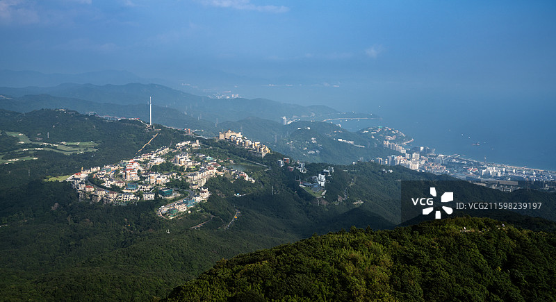 中国广东深圳盐田梅沙尖俯瞰东部华侨城东部旅游风景区，鲲鹏径十二段山海连城图片素材