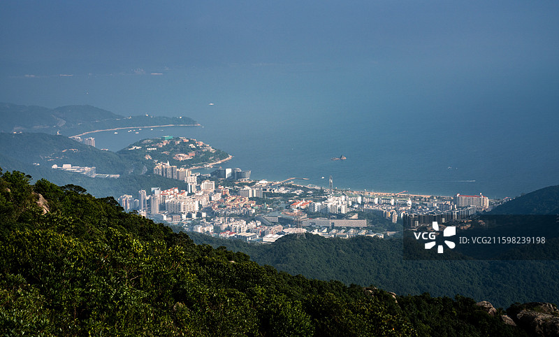 中国广东深圳盐田梅沙尖俯瞰东部海岸风光，鲲鹏径十二段山海连城图片素材